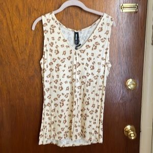 Cute fitted V-neck in an animal print XL